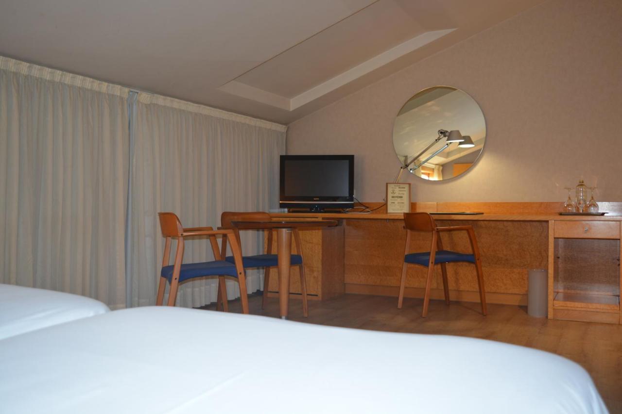 Ruta Jacobea Hotel Lavacolla Ngoại thất bức ảnh